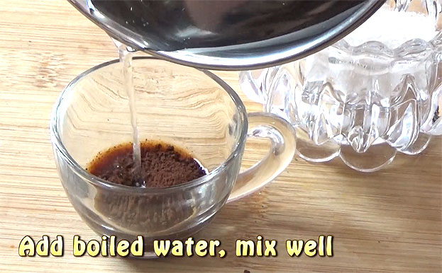Pour into the glass, mix well