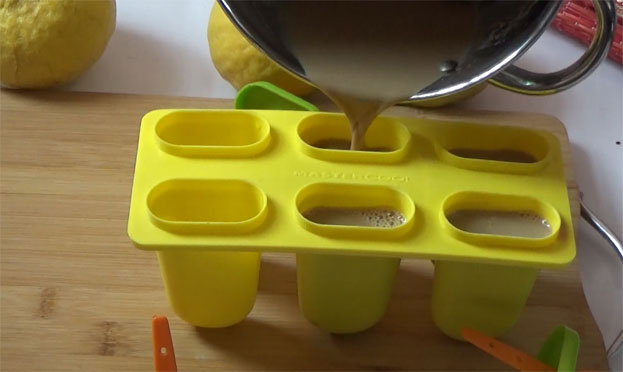 Pour into the popsicle mould