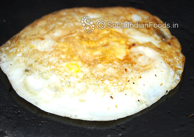 Egg onion omelet is ready, now cut off heat and transfer this to a plate.