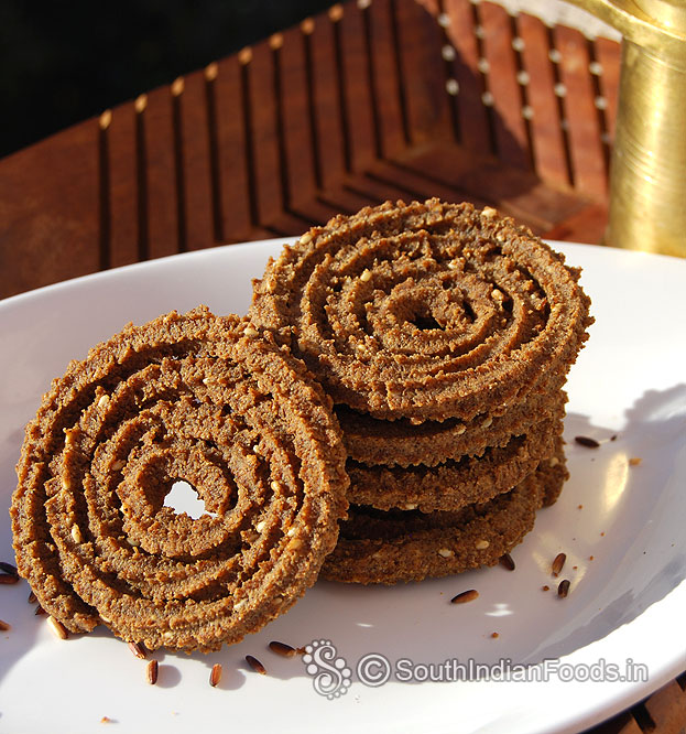 Crispy black rice murukku