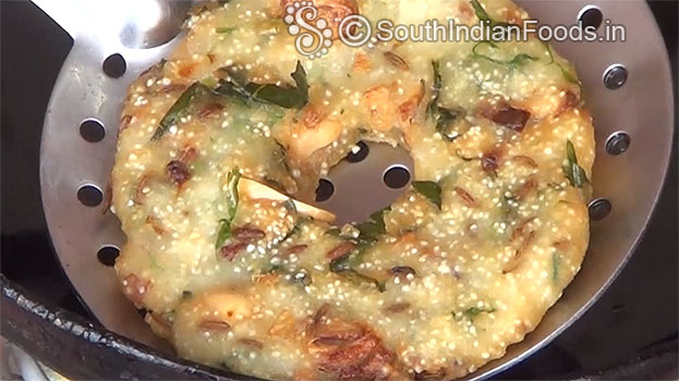 Crispy maddur vada ready, remove it from oil