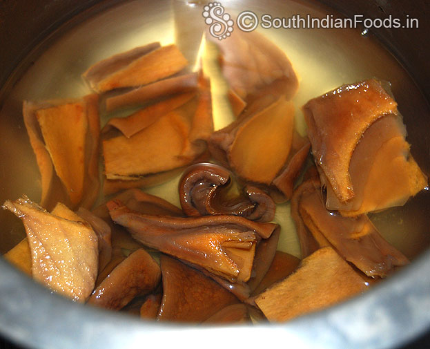 Wash and soak manathakkali vathal for 10 min