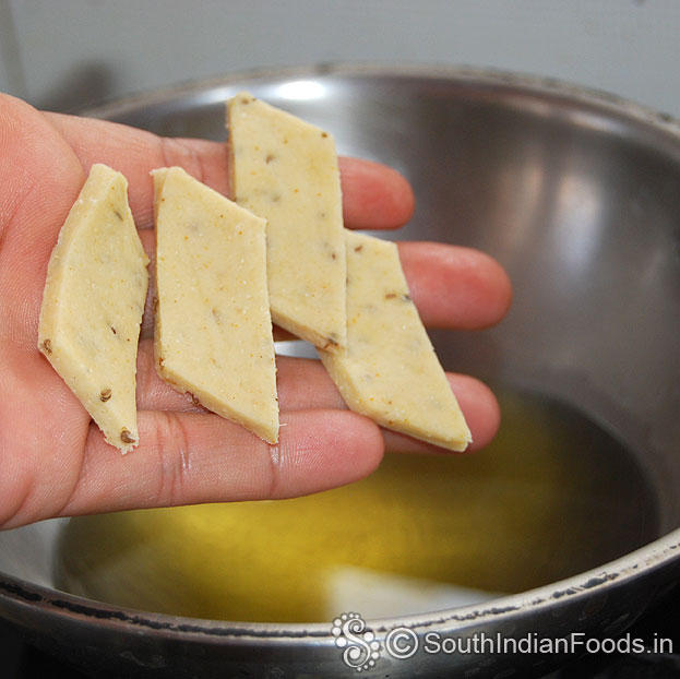Heat oil in a pan, drop all raw namak pare