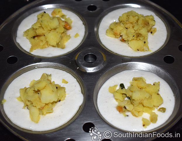 Place potato masala stuffing