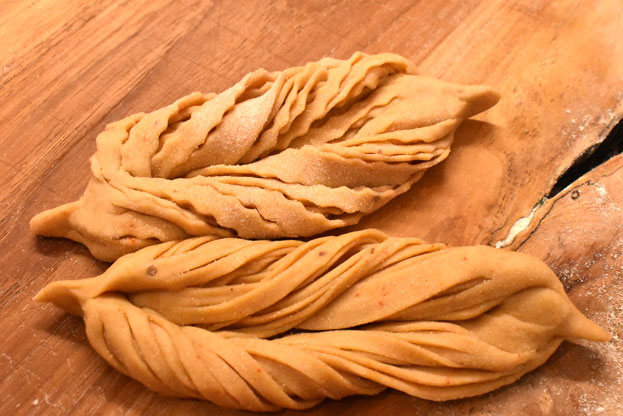 Leaf twist namakpara