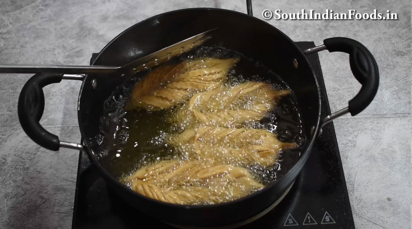 Leaf twist namakpara