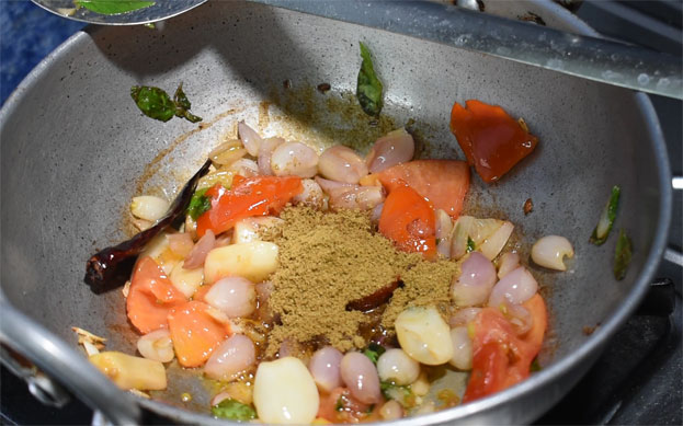 Shallow fry okra [For 10 Murungaikkai arachu vitta kuzhambu step 4