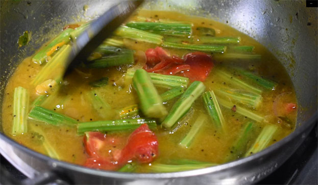 Shallow fry okra [For 10 Murungaikkai arachu vitta kuzhambu step 10