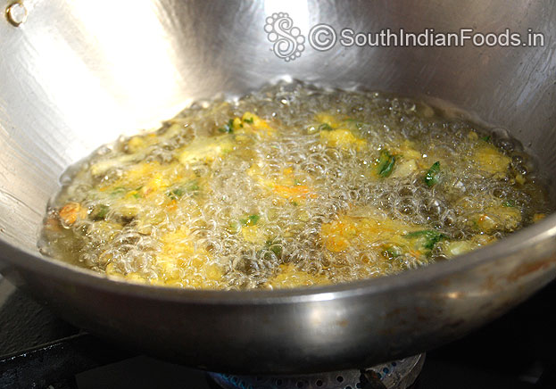 Heat oil sprinkle rice pakoda mixture